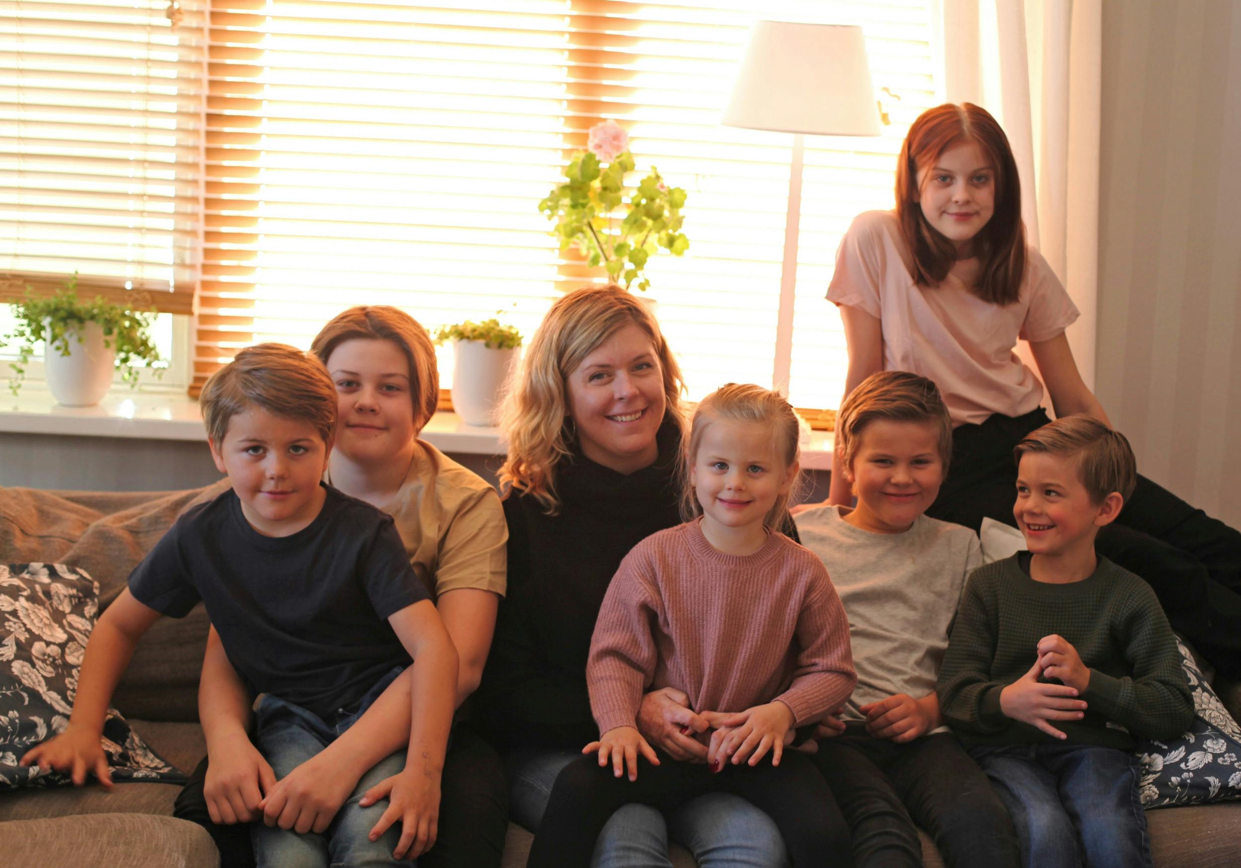 Emma Schols, 32, med børnene Albin, William, Mollie, Melwin, Nellie og Oliwer.