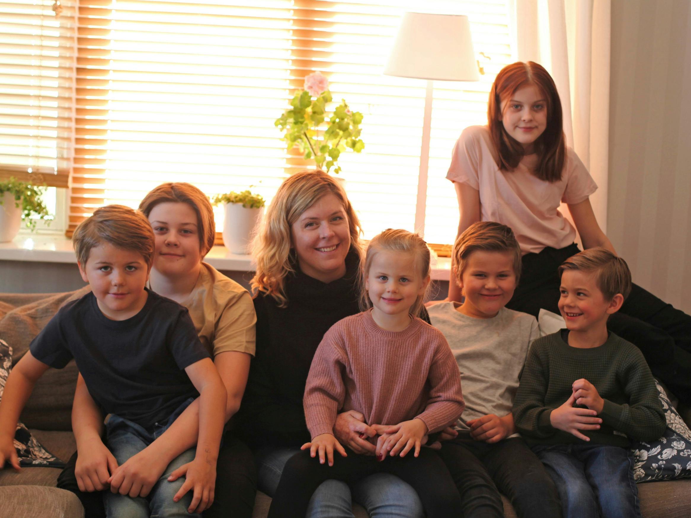Emma Schols, 32, med børnene Albin, William, Mollie, Melwin, Nellie og Oliwer.