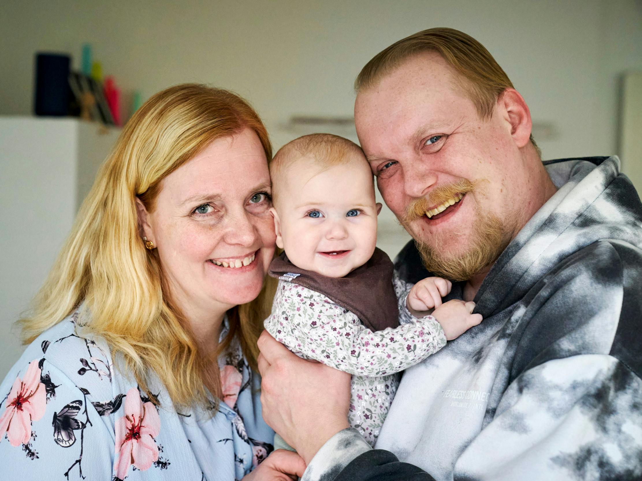 Tanja Quistgaard, 39, og Bo Nielsen, 38, med datteren Alva på ti måneder.