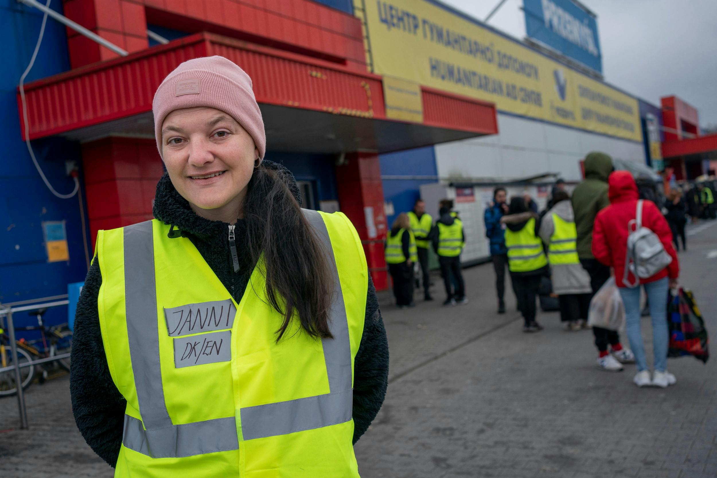 41-årige Janni Lassen fra Odense er frivillig i modtagecentret, Tesco ved den polsk-ukrainske grænse. Her hjælper og registrerer hun ukrainske flygtninge. 