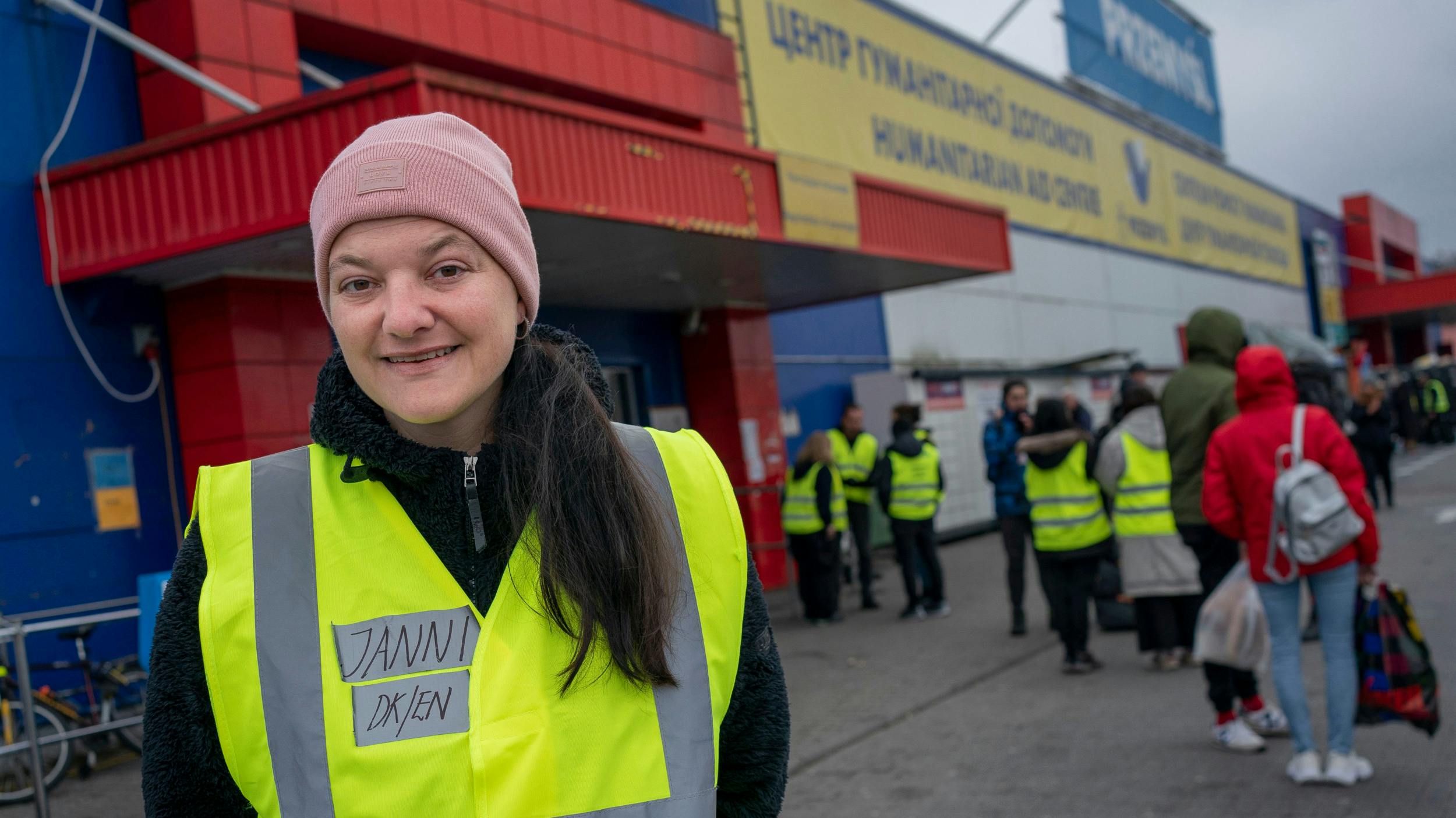 41-årige Janni Lassen fra Odense er frivillig i modtagecentret, Tesco ved den polsk-ukrainske grænse. Her hjælper og registrerer hun ukrainske flygtninge. 