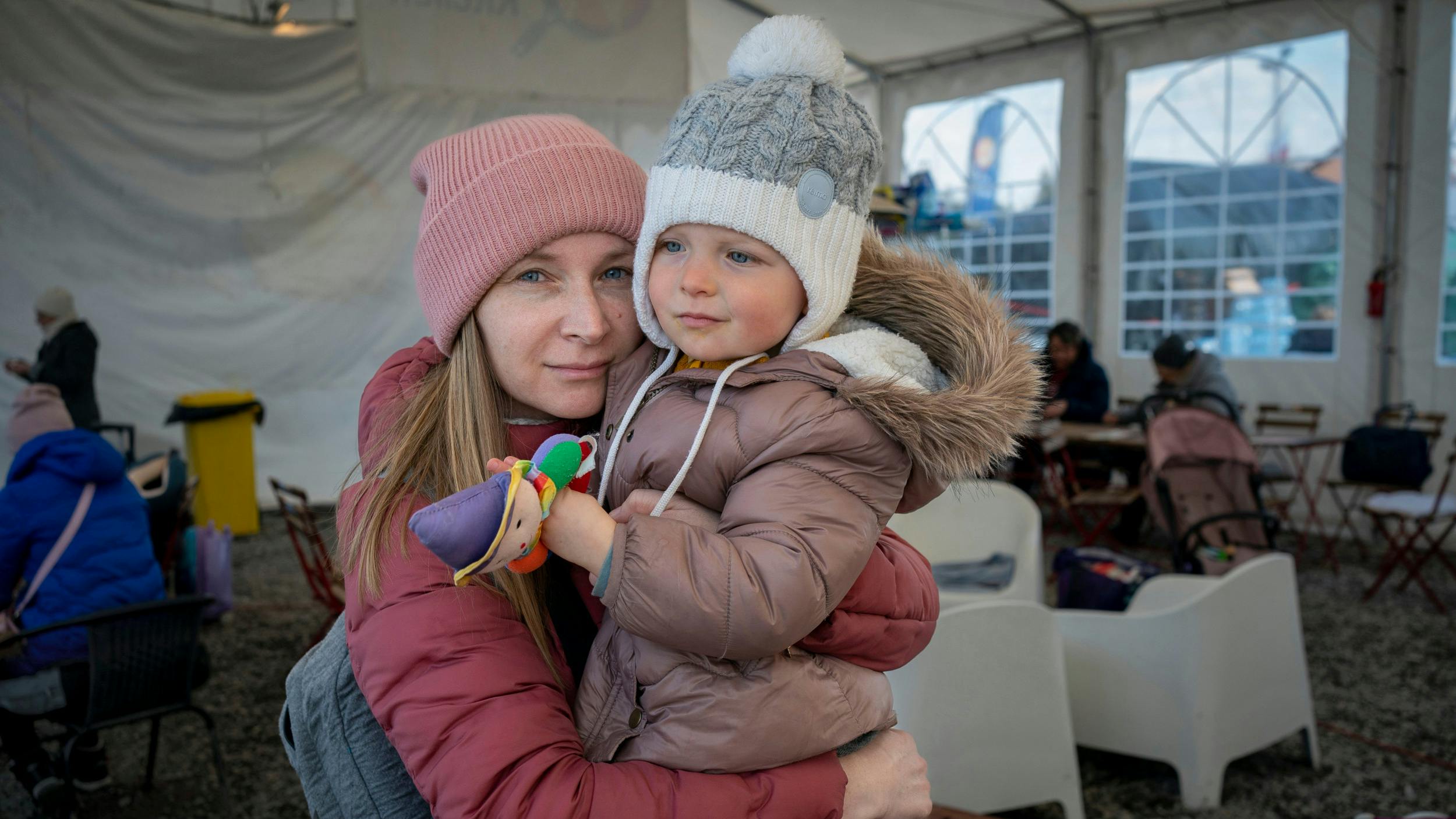 43-årige Olga Ovdii fra Kyiv med datteren Polina på to år. 