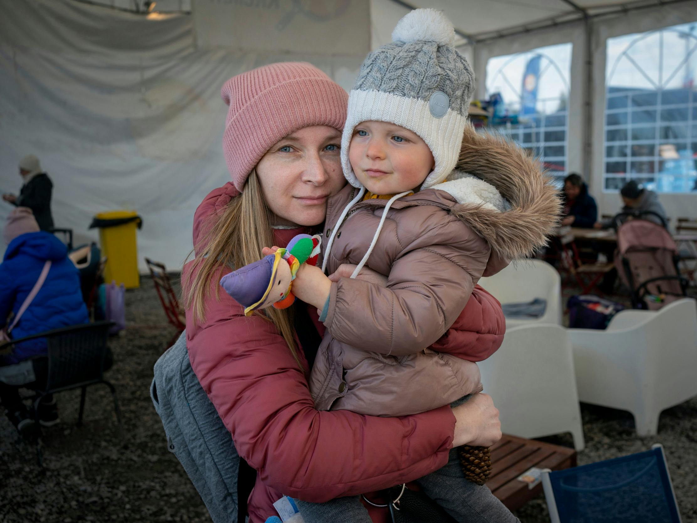 43-årige Olga Ovdii fra Kyiv med datteren Polina på to år. 