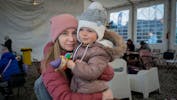 43-årige Olga Ovdii fra Kyiv med datteren Polina på to år. 
