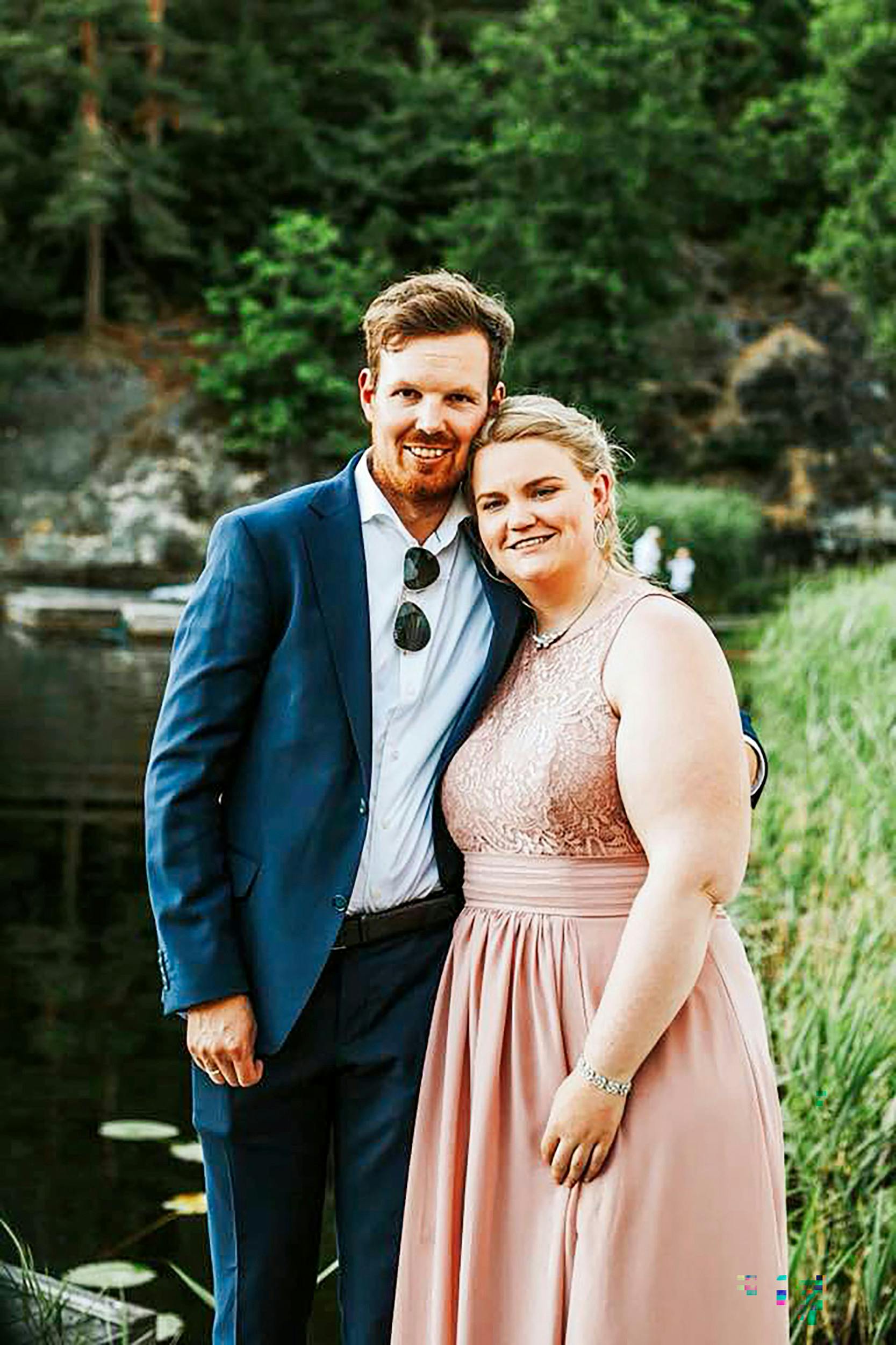 Elises vægt steg markant i forbindelse med hendes første graviditet. Her ses hun og manden Bjørn Erik til et bryllup kort efter fødslen.