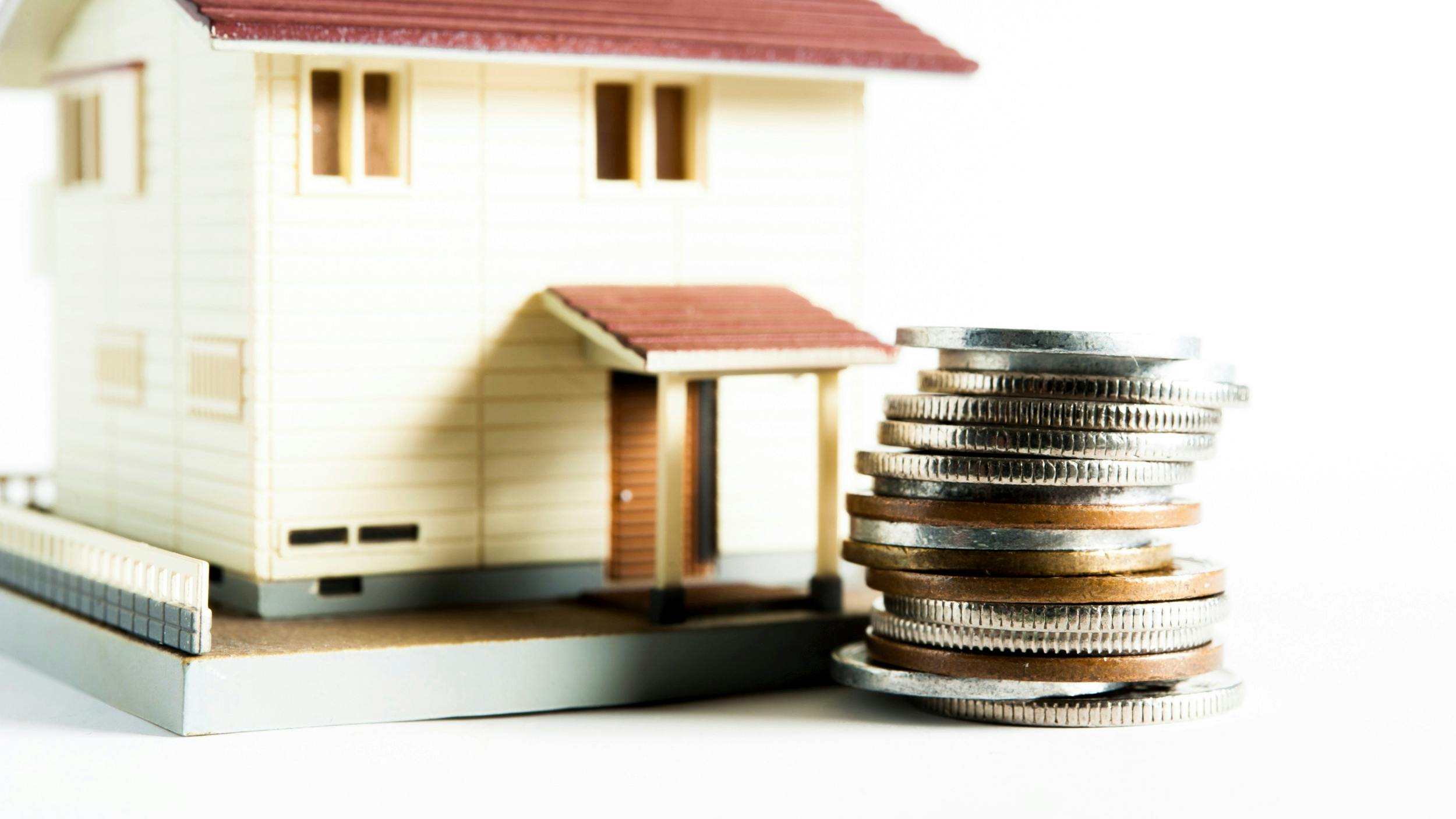 Hus med gæld til op over taget i form af mønter ude foran
