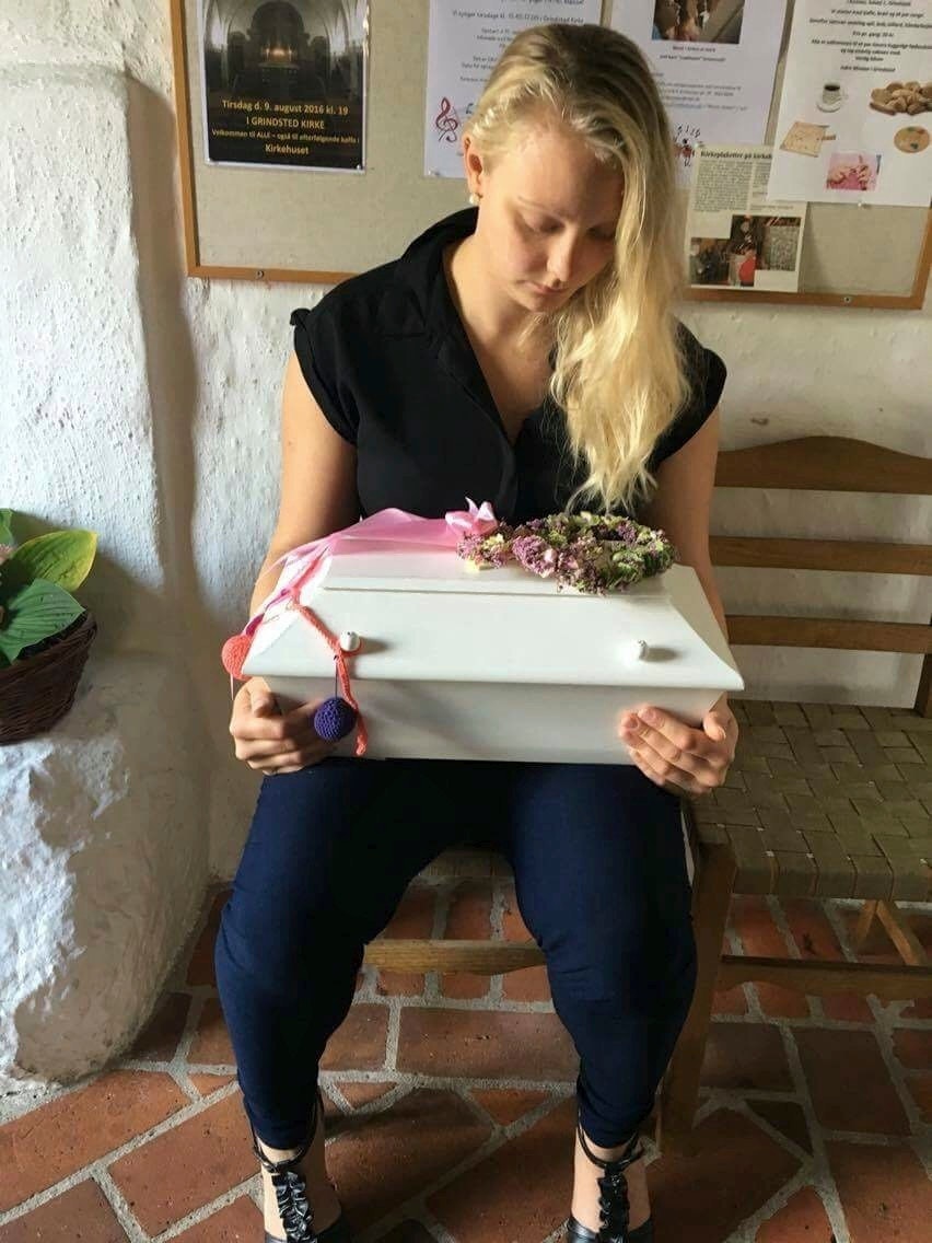 Steffani har ønsket at vise dette billede af hende og kisten med sine for tidligt fødte tvillinger Megan og Taylor. Foto: privat.
