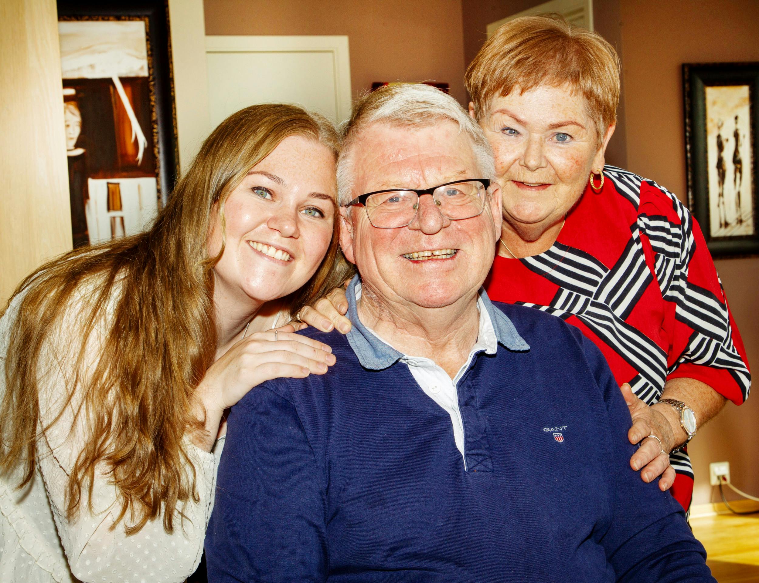 Demensramte Svein Solberg, 73, omgivet af sin datter, Marie Solberg, 25, og sin hustru, Mette Solberg, 58.