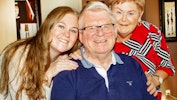 Demensramte Svein Solberg, 73, omgivet af sin datter, Marie Solberg, 25, og sin hustru, Mette Solberg, 58.