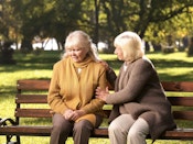 To ældre kvinder på bænk