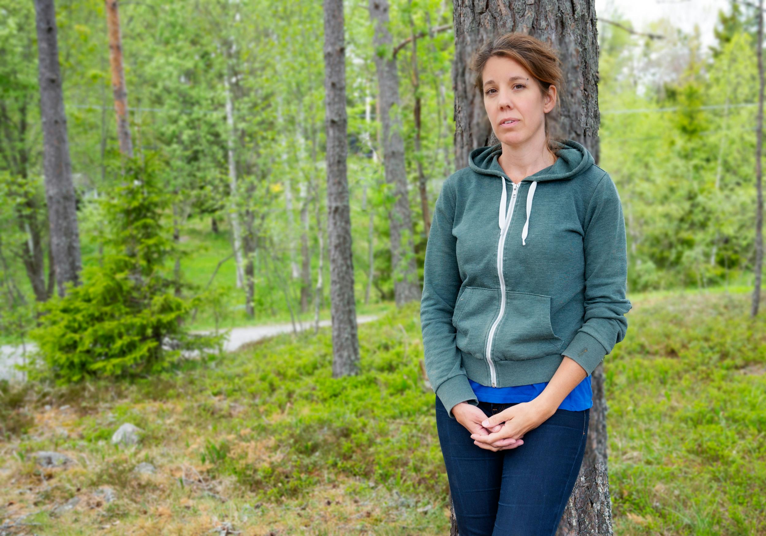 Jenny Eiseb Söderstrand, 40, ses her i skoven ved familiens sommerhus, hvorfra hendes mor forsvandt sidste år.