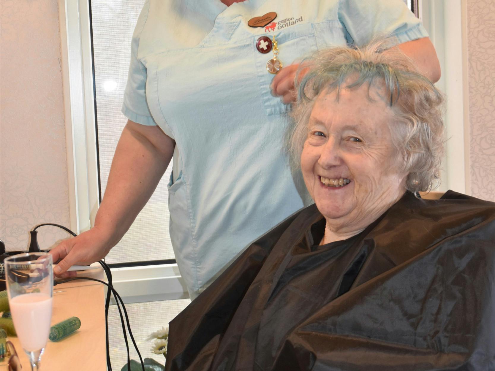 Kerstin Ryström er under kærlig behandling i skønhedssalonen på plejehjemmet Roma.