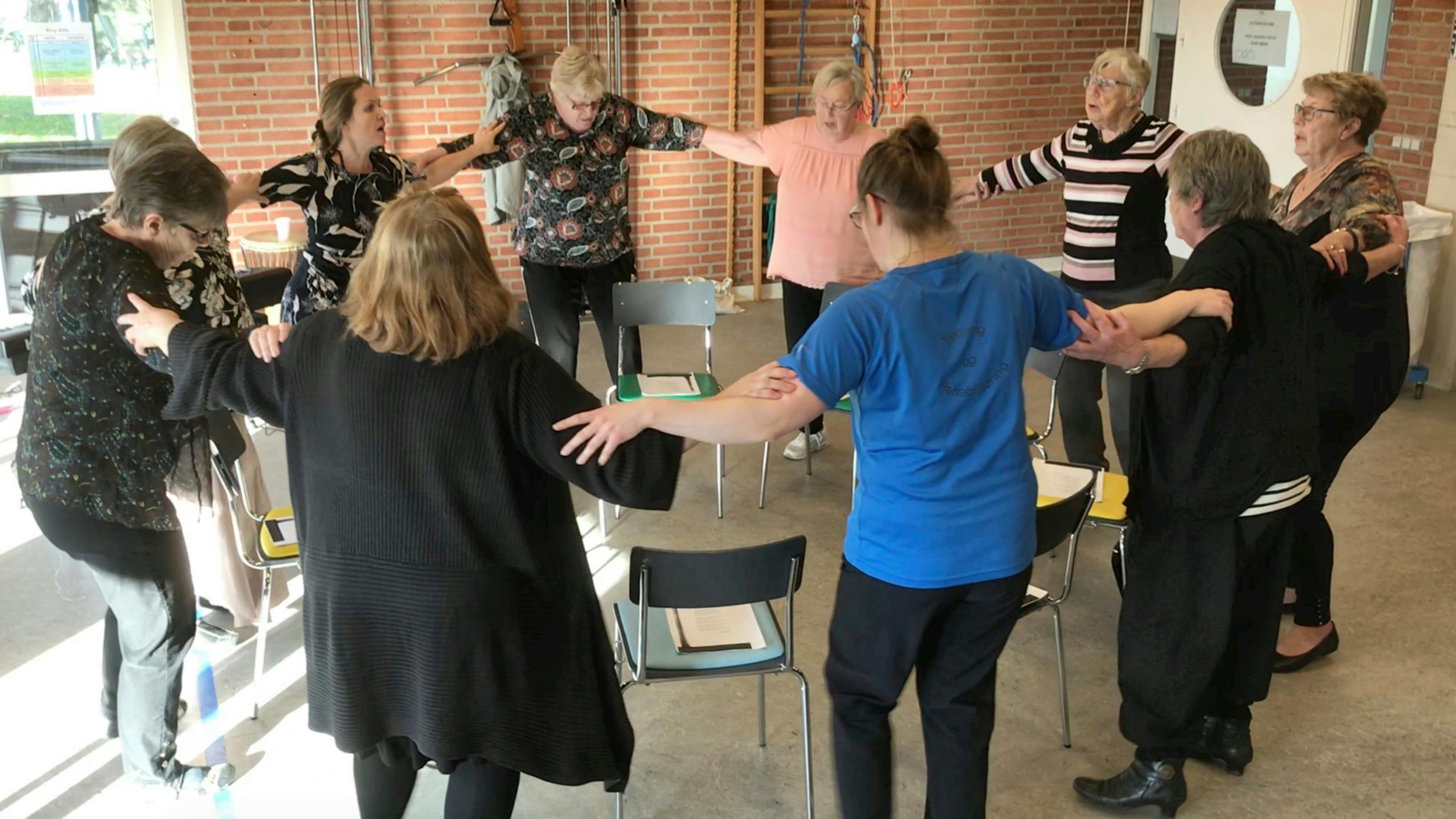 En situation fra sangtræningen. Alle sanglærerene i projektet var på forhånd undervist i Singing For Lung Health-metoden, som indebærer særlige øvelser for åndedrættet, kroppen og stemmen.