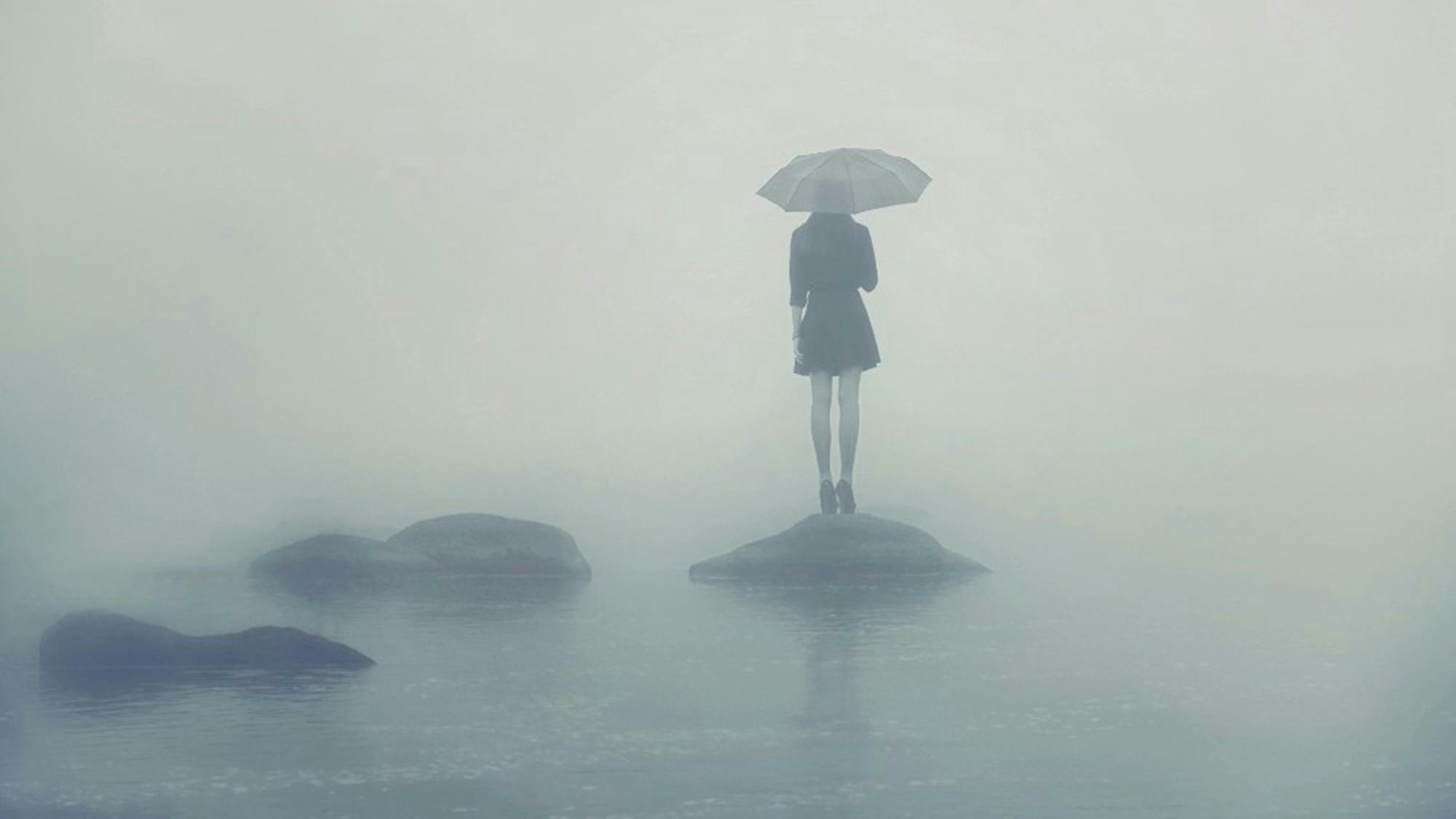 kvinde med paraply i tåge