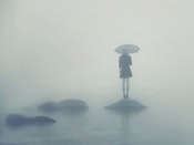 kvinde med paraply i tåge