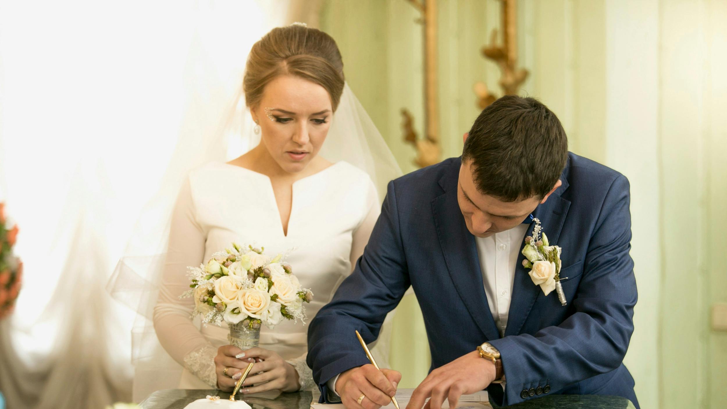 Brudepar der skriver under på ægtepagt