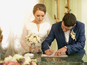 Brudepar der skriver under på ægtepagt