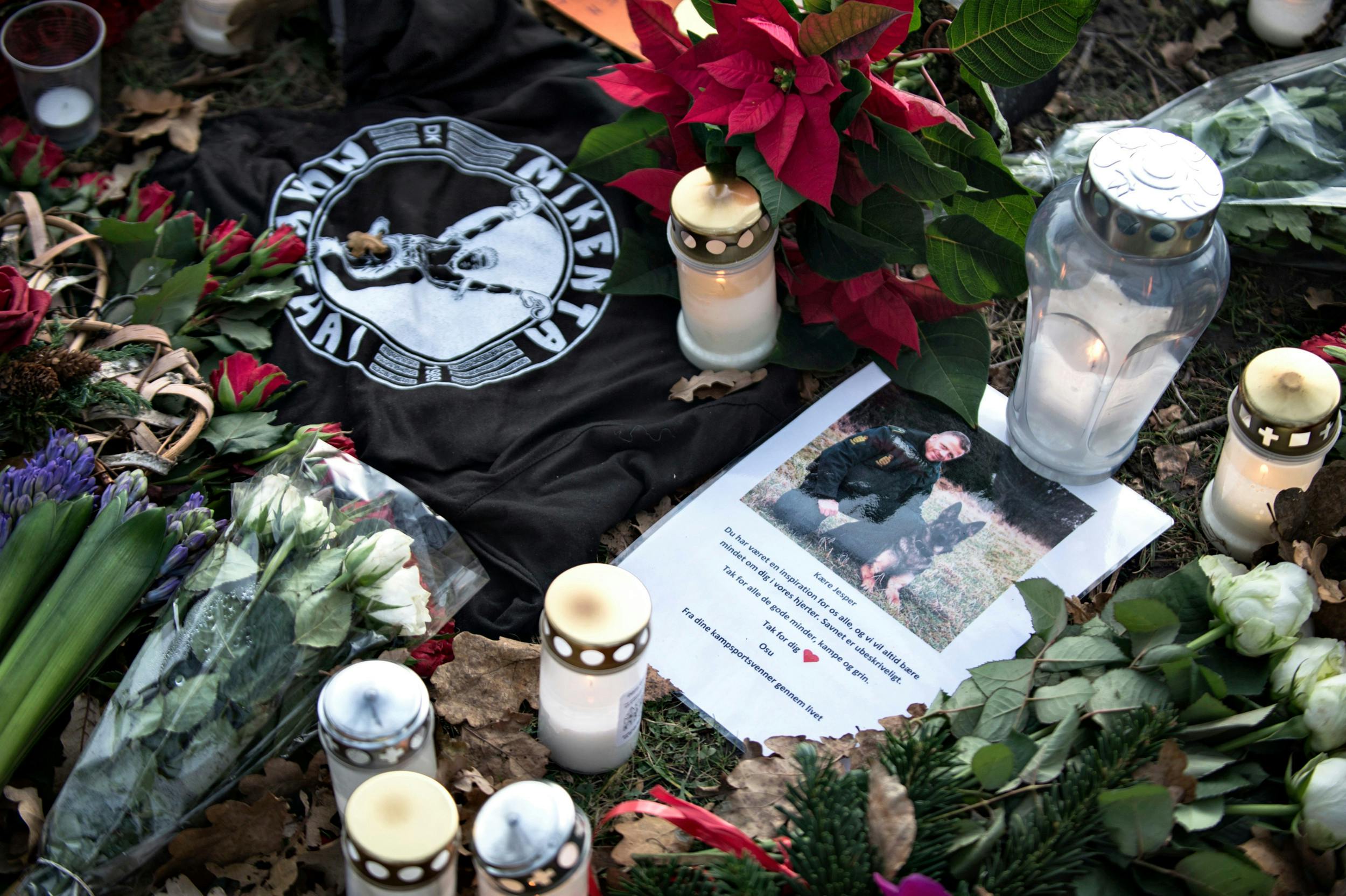 Betjentens kolleger og borgere lagde lys, mindeord og blomster foran politigården i Albertslund ved København, hvor han var blevet dræbt.