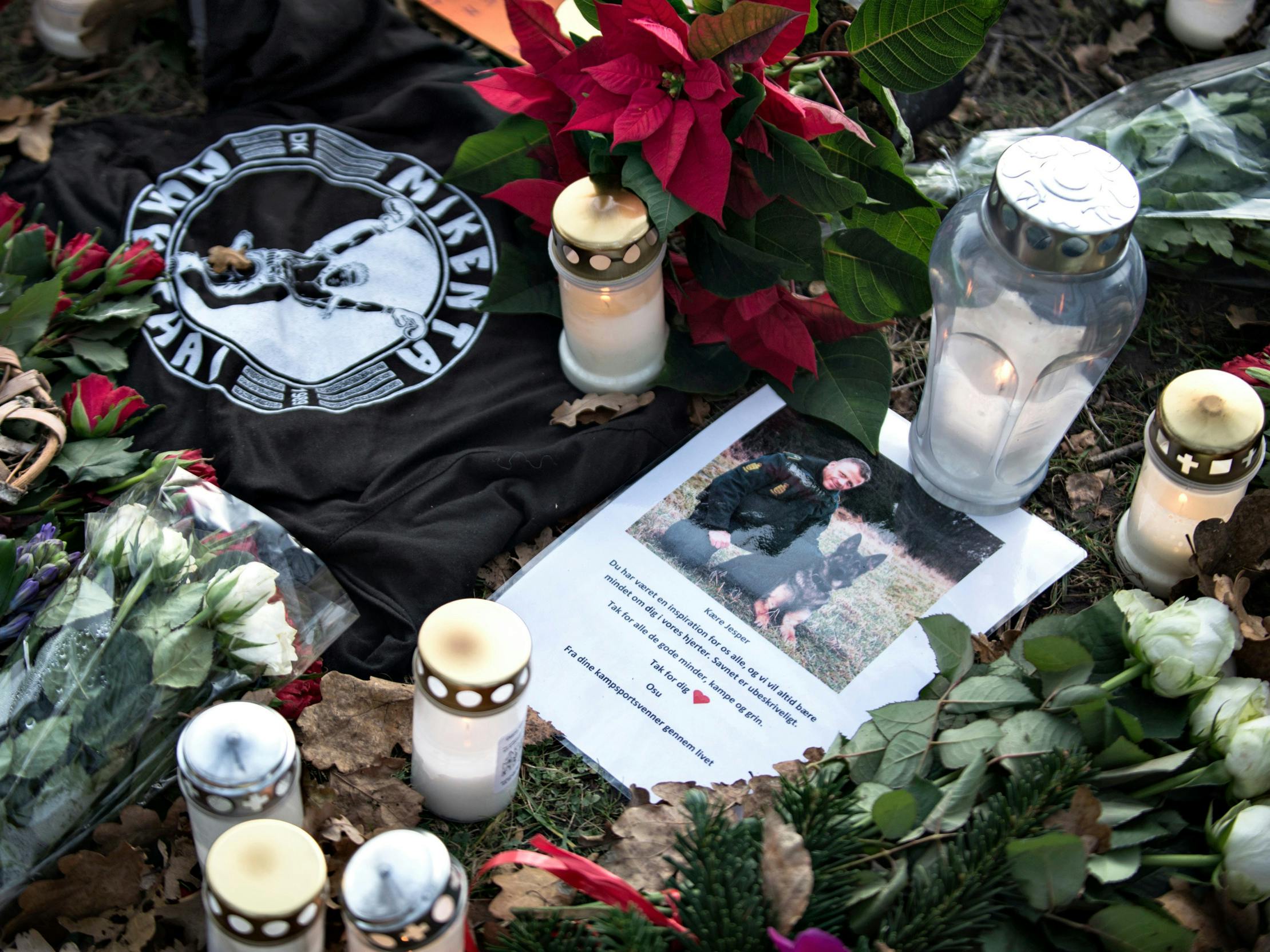 Betjentens kolleger og borgere lagde lys, mindeord og blomster foran politigården i Albertslund ved København, hvor han var blevet dræbt.