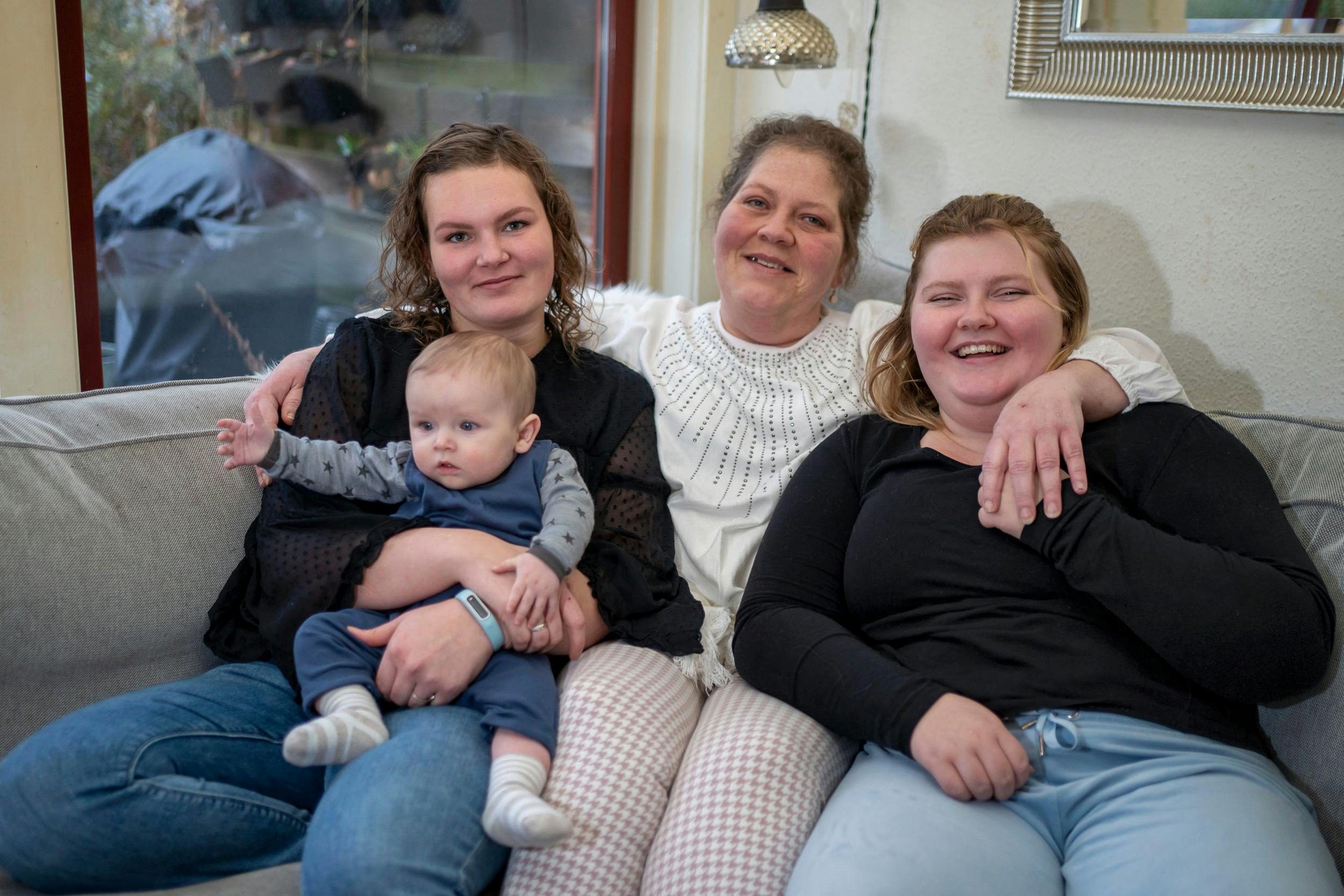 Carina med to af sine fire børn. Fra venstre: 27-årige Clara med sin søn Willads og 20-årige Ophelia. 