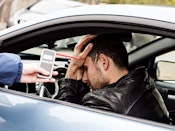 Mand i bil testes for alkoholpåvirkning