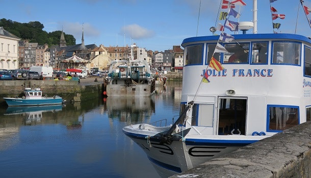 Når skibet ikke sejler, er det hyggelige havnebyer som Honfleur, rejsegruppens deltagere besøger.