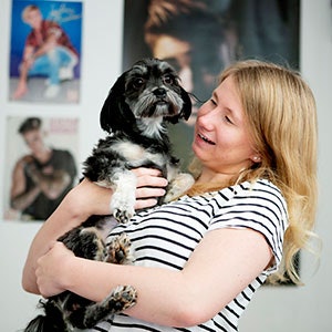 Pige med hund i armene