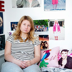 Pige med OCD sidder på sit værelse