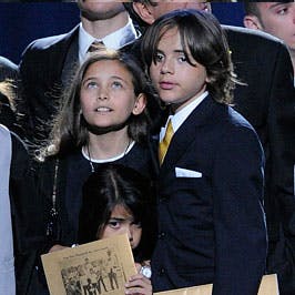 For første gang uden slør. Michael Jacksons tre børn sad på forreste række i Staples Center i går aftes til mindehøjtideligheden for deres far