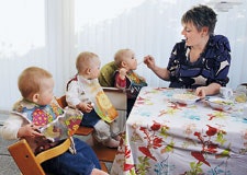 Lotte Christensen med trillingerne Matilde, Caroline og Josefine