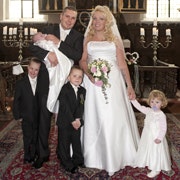 Lykkelige og nygifte Benjamin og Camilla med alle deres børn. Fem-årige Kaspar (tv), fire-årige Jonas, Lykke på knap to år og nyfødte Lærke. Tre-årige Niklas gemmer sig bag brudeparret.