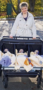 Lotte Christensen med trillingerne Matilde, Caroline og Josefine