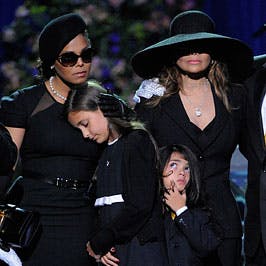 Michael Jacksons søstre, Janet og La Toya Jackson, trøstede Paris Katherine og Prince Michael II under den to time lange mindehøjtidelighed