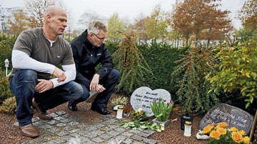 Claus Meldgaard Pedersen og Michael Karmark besøger ofte gravstedet.
