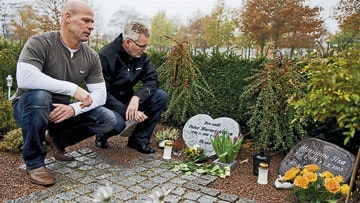 Claus Meldgaard Pedersen og Michael Karmark besøger ofte gravstedet.