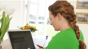 Kvinde med computer