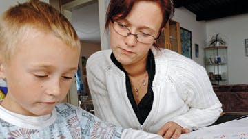 Dina på 25 år mener, at sønnen Jonas, der går i 1. klasser, erbedre til matematik, end hun er. De læser tit lektier sammen.