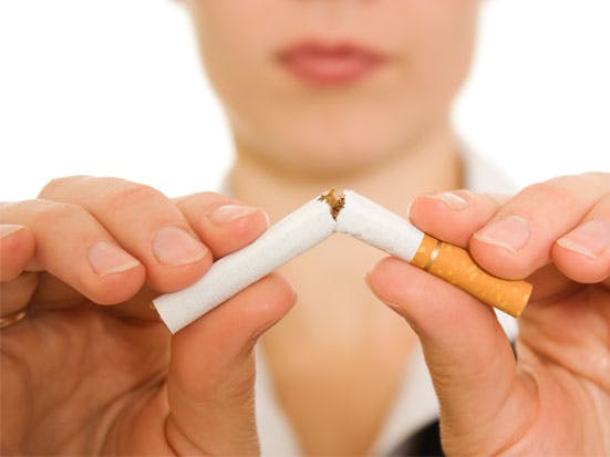 Rygestop: Kvinde knækker en cigaret