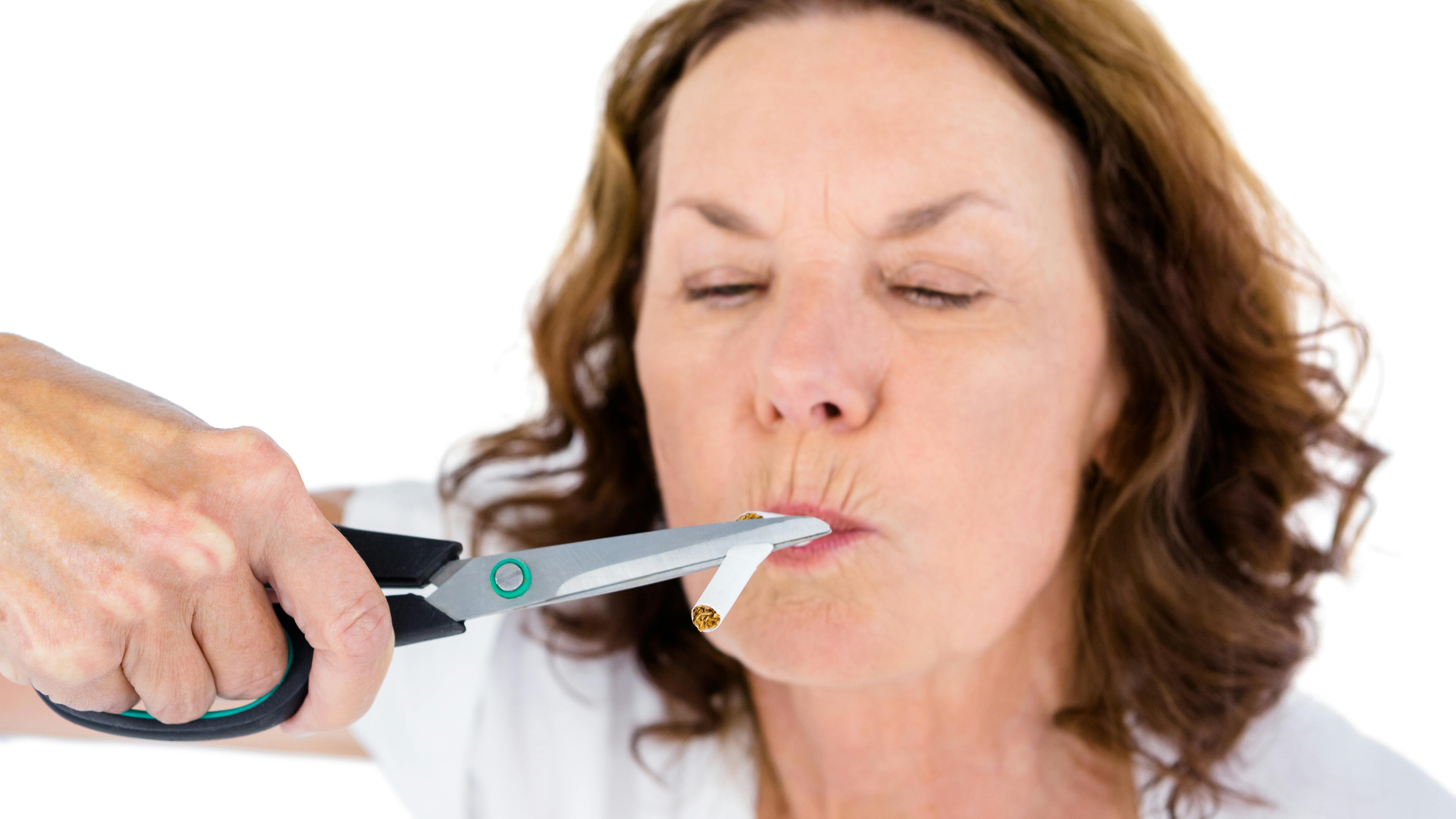 Dame klipper en cigaret over