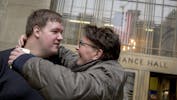 Malthe Thomsen fik et kram af sin mor Birgitte, efter at sigtelsen om pædofili blev frafaldet imod ham i 2014. Han fik siden en økonomisk erstatning, men sagen prægede ham dybt. Malthe Thomsen døde som 27-årig i januar i år af en blodprop, mens han gik på