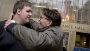 Malthe Thomsen fik et kram af sin mor Birgitte, efter at sigtelsen om pædofili blev frafaldet imod ham i 2014. Han fik siden en økonomisk erstatning, men sagen prægede ham dybt. Malthe Thomsen døde som 27-årig i januar i år af en blodprop, mens han gik på