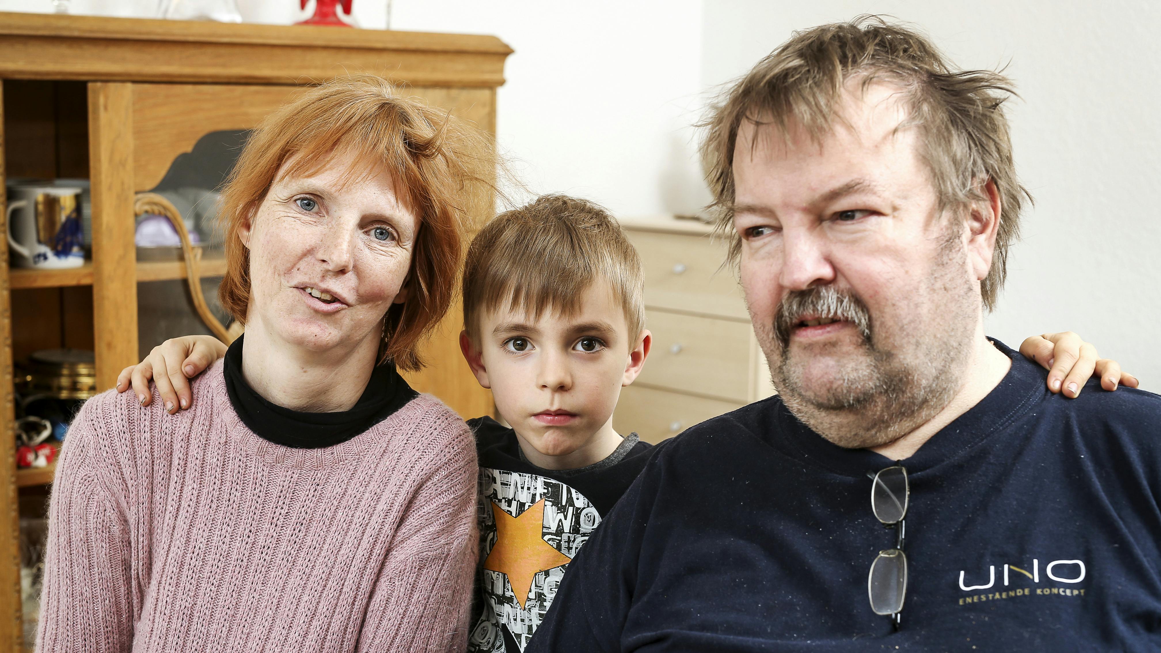 Malene og Henning hører til blandt de 10 procent fattigste i Danmark. De er dog i stand til at give deres seks-årige søn Niels en ubekymret og god opvækst.&nbsp;