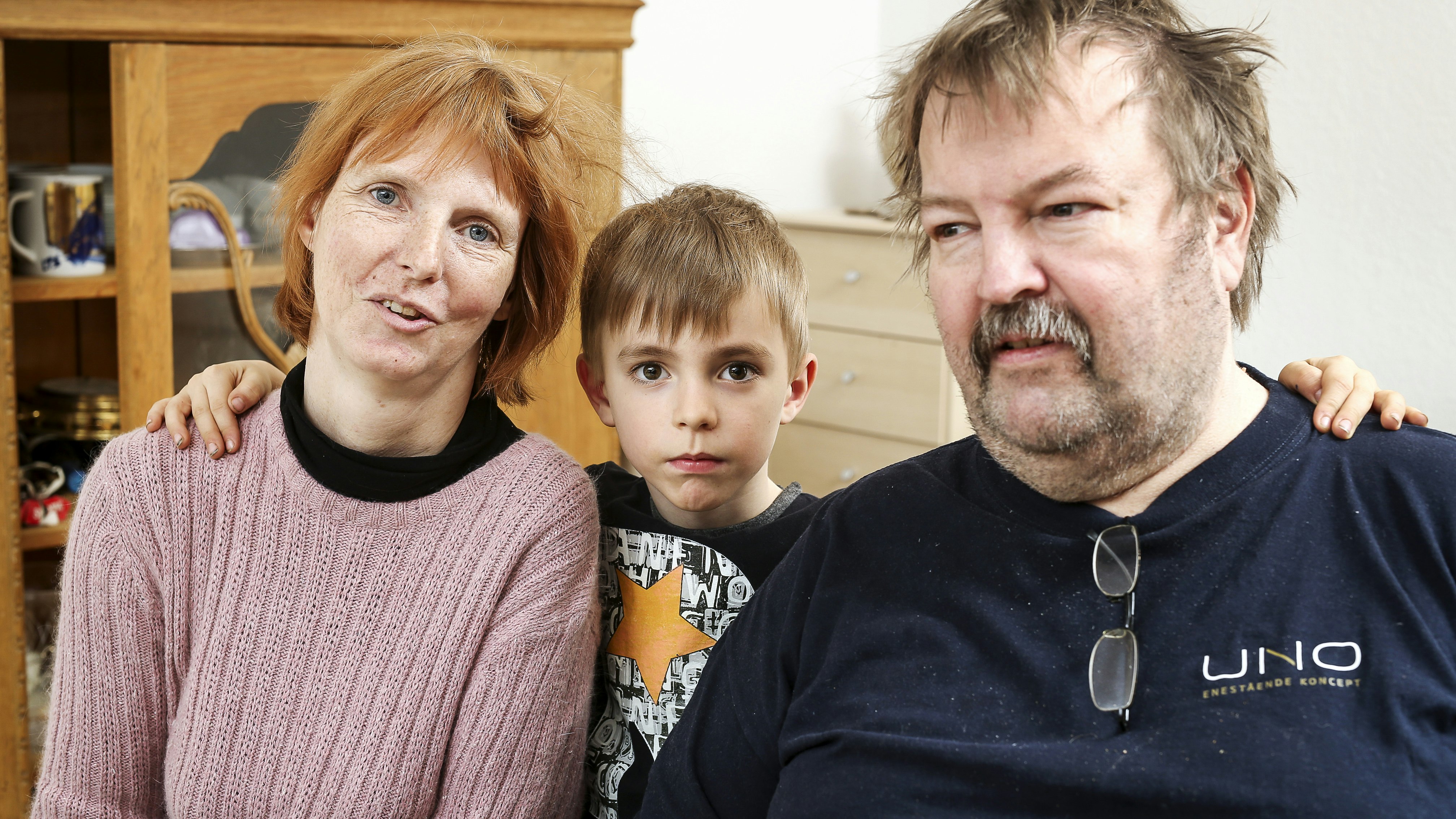 Malene og Henning hører til blandt de 10 procent fattigste i Danmark. De er dog i stand til at give deres seks-årige søn Niels en ubekymret og god opvækst.&nbsp;