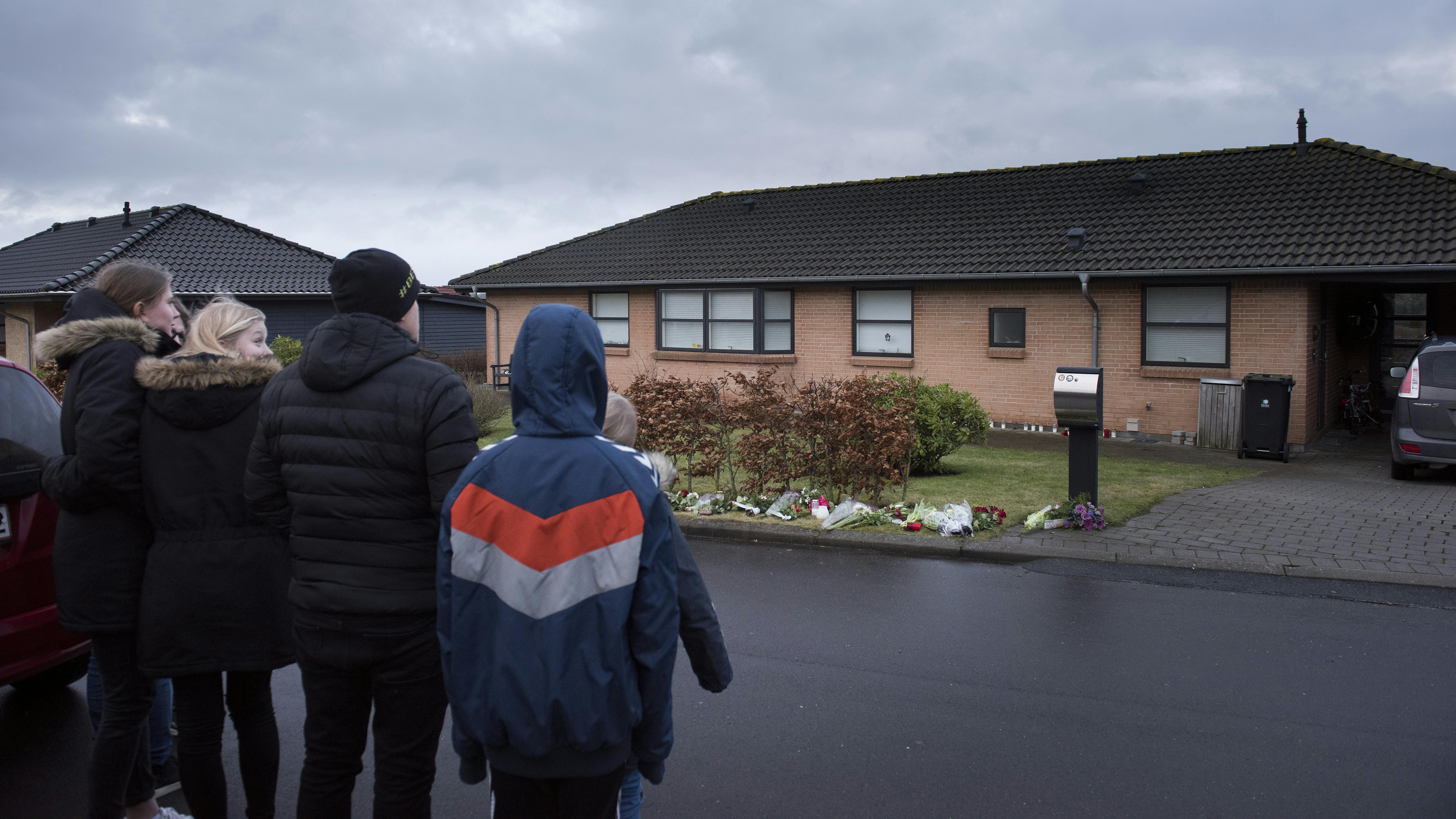 I dette hus i Amstrup Bakker skete der sidste søndag en ufattelig tragedie. 45-årige Morten Nielsen dræbte sine fire børn og sin 42-årige hustru Trine.