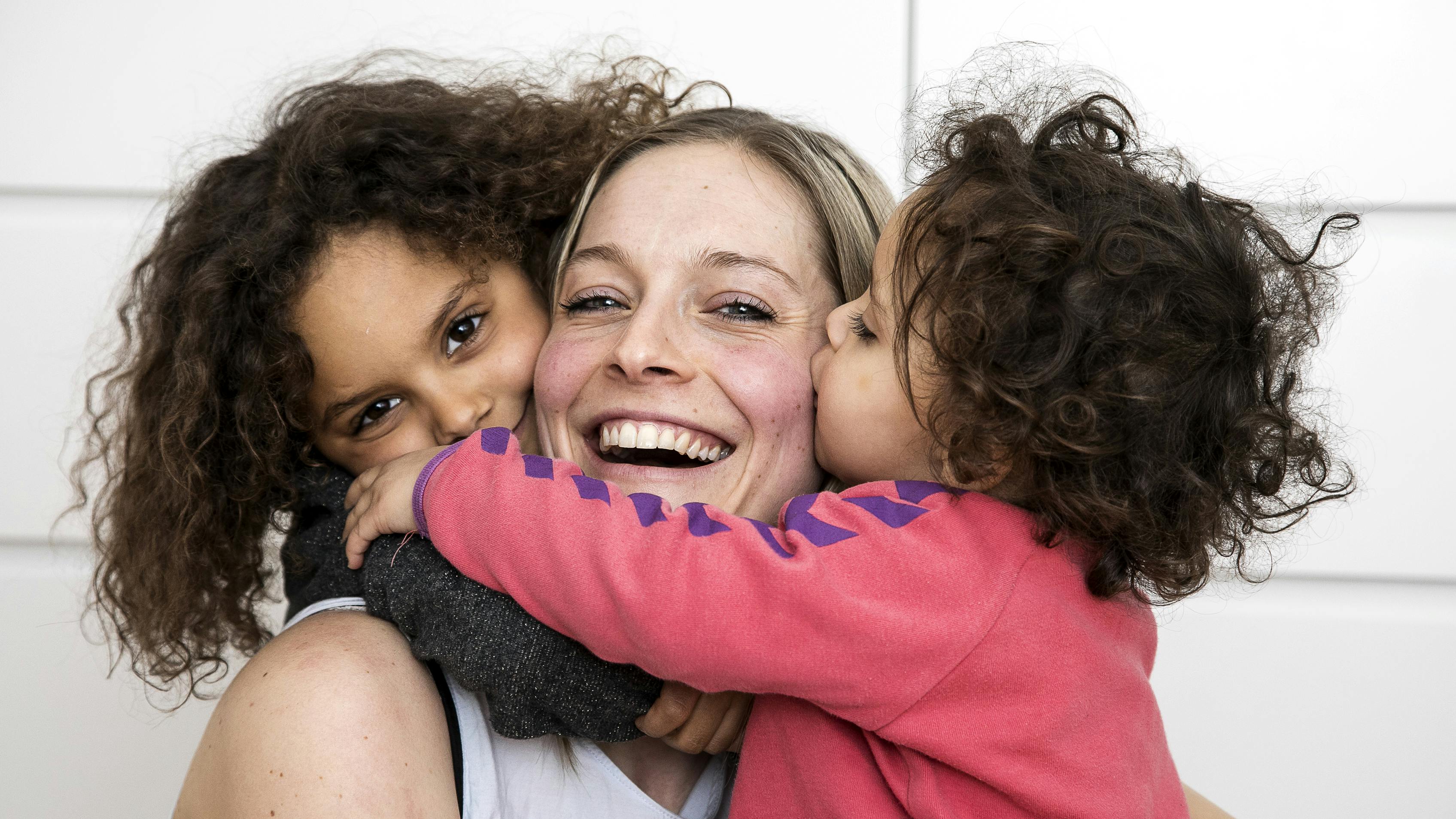 Katja elsker sine børn Victoria (6) og Elea på to år. Og de elsker helt sikkert også deres mor.&nbsp;