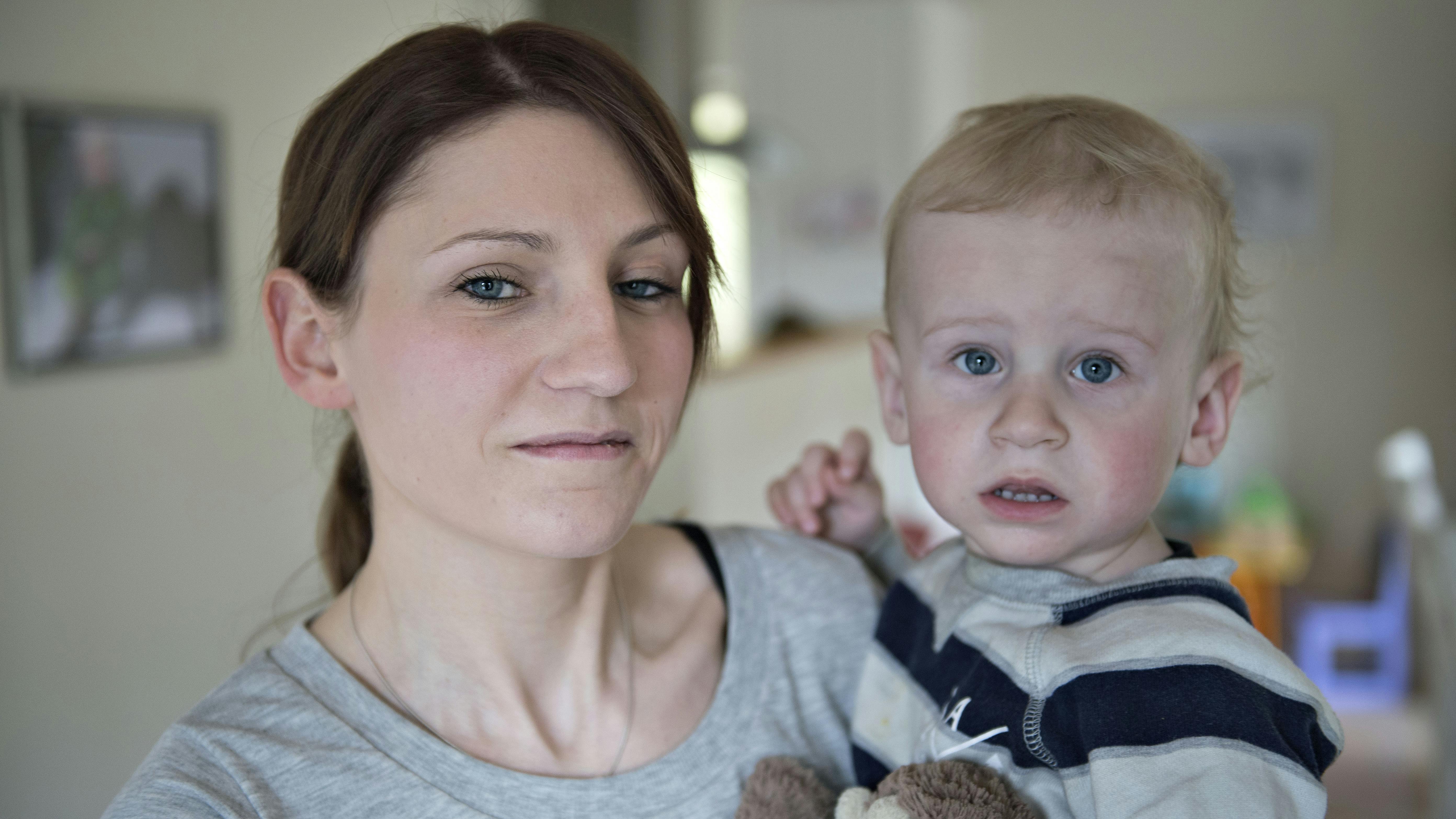 Lea, der lider af cystisk fibrose med sin søn Oskar