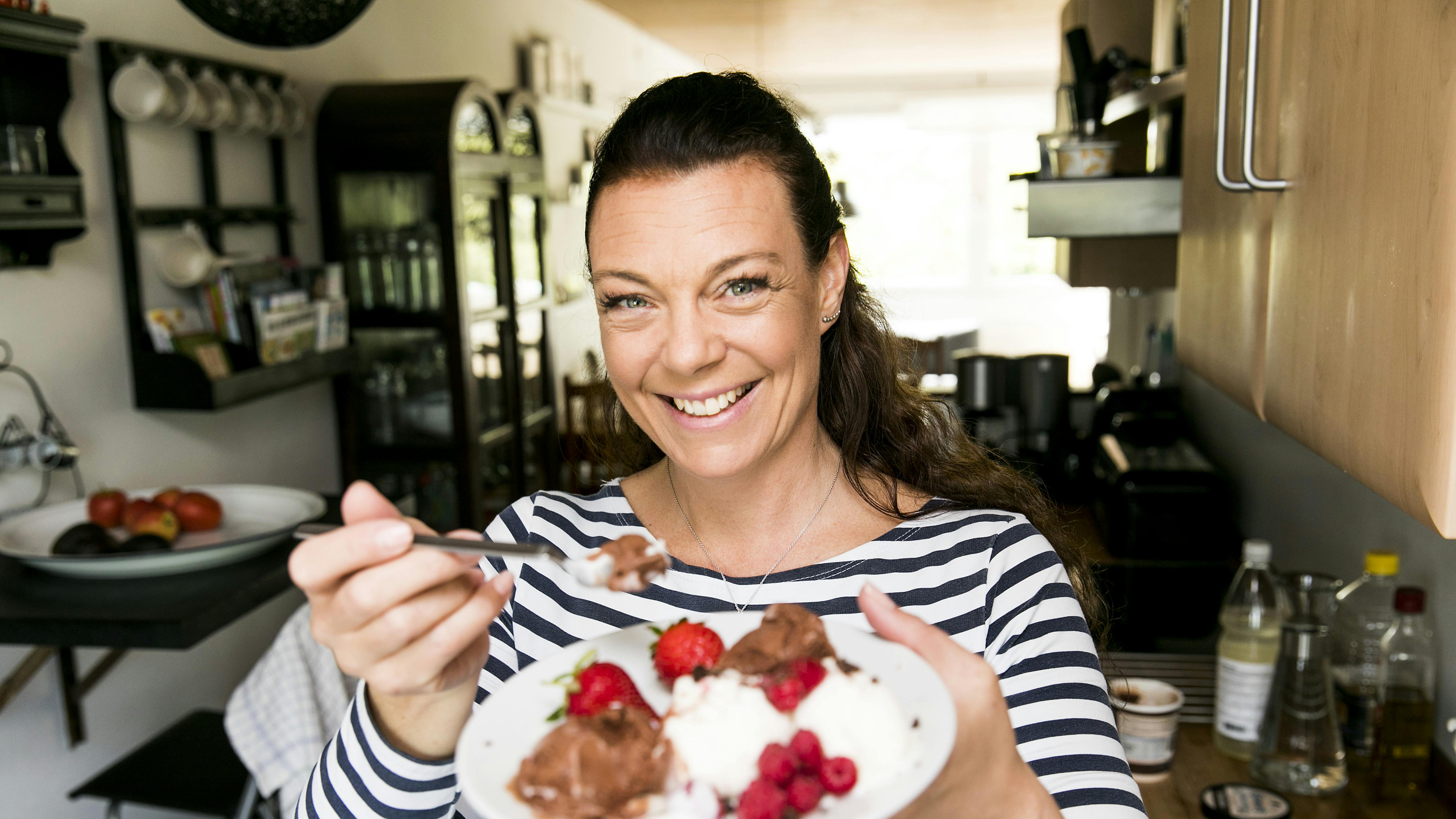 Is Kuren: Glad kvinde der står med en tallerken med is