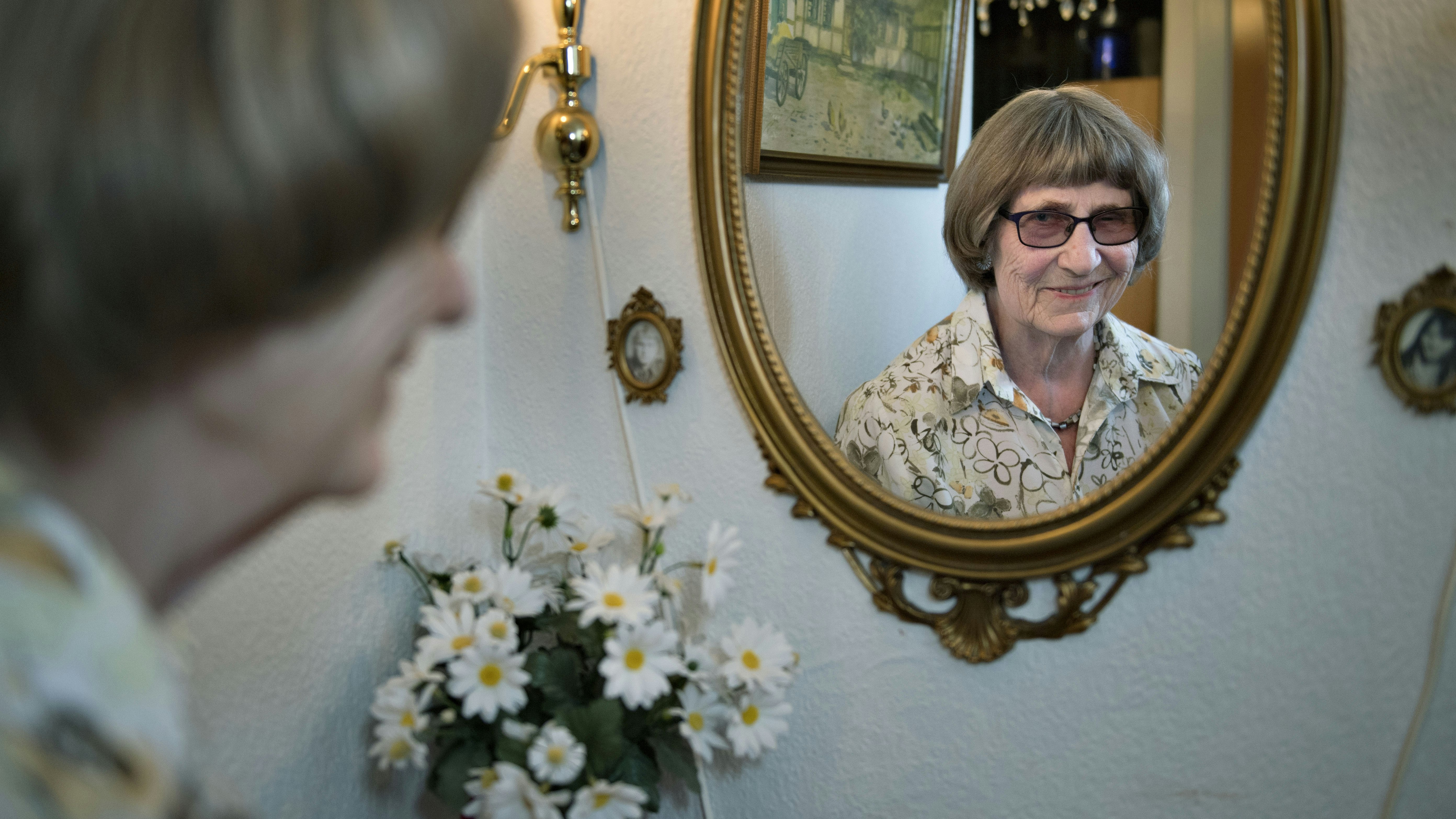 Lille spejl på væggen der. Jytte var mildt sagt overrasket, da hun så sig selv i spejlet efter 47 år som blind.&nbsp;