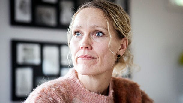Dame sidder og kigger ud i luften. Hendes mand og barn havde kræft