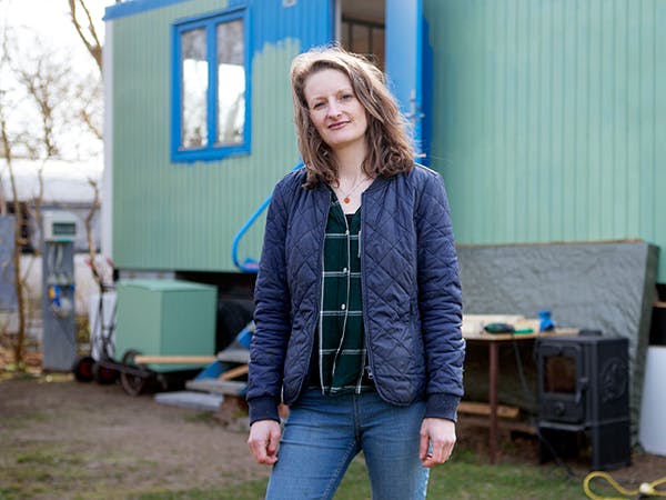 34-årige Astrid bor i skurvogn: Her finder jeg fred